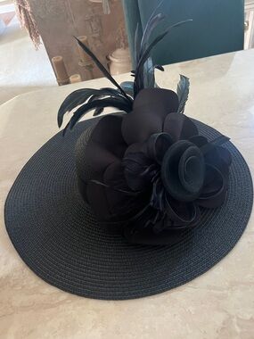 Derby Fascinator Elegant Black Wide-Brim Floral Iridescent Feather Hat